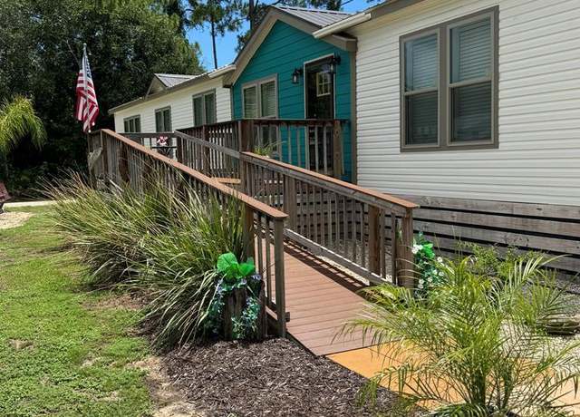 Property at 511 NE Avenue H, Carrabelle, FL 32322, 4 beds, 3 baths