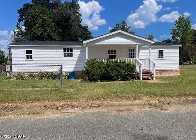 Property at 2850 Saint Johns St, Marianna, FL 32448, 3 beds, 2 baths