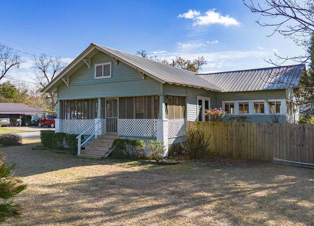Property at 804 8th St, Chipley, FL 32428, 3 beds, 2 baths