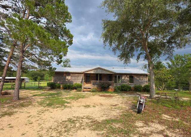 Property at 2407 Pinewood Dr, Chipley, FL 32428, 3 beds, 2 baths