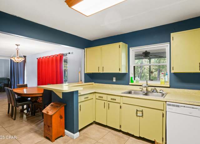 Property at 4335 Country Club Blvd, Chipley, FL 32428, 3 beds, 2 baths