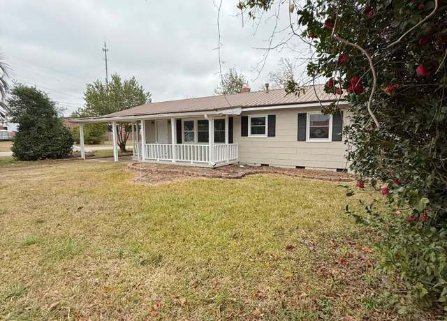 Property at 4274 2nd Ave, Marianna, FL 32446, 4 beds, 2 baths