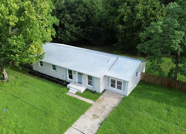Property at 53 Bayshore Dr, Apalachicola, FL 32320, 3 beds, 2 baths