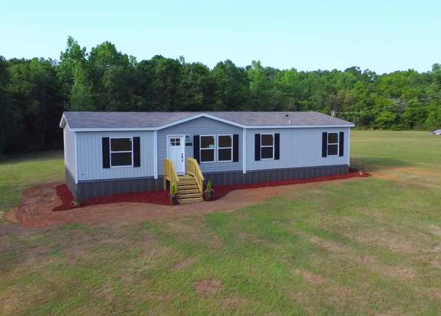 Property at 1092 First Ave Ave, Graceville, FL 32440, 4 beds, 2 baths