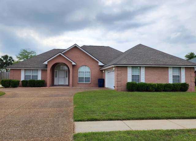 Property at 2513 Parkwood Dr, Panama City, FL 32405, 3 beds, 2 baths