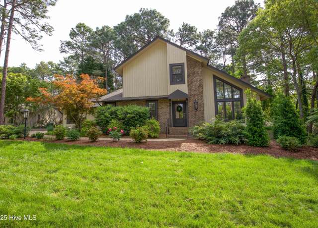 Property at 1280 Saint Andrews Dr, Pinehurst, NC 28374, 4 beds, 2.5 baths
