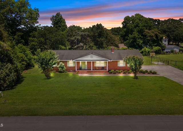 Property at 4912 Cypress Shores Dr, New Bern, NC 28562, 3 beds, 2 baths