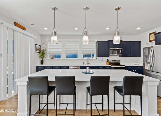 Property at 502 Edgewater Way, Surf City, NC 28445, 5 beds, 3 baths