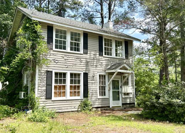 Property at 736 Richmond St, Laurinburg, NC 28352, 3 beds, 2.5 baths