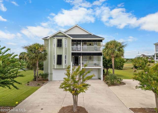 Property at 8304 Lakeview Dr, Wilmington, NC 28412, 3 beds, 2.5 baths