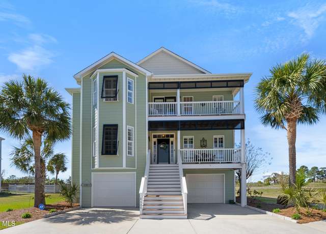 Property at 8304 Lakeview Dr, Wilmington, NC 28412, 3 beds, 2.5 baths
