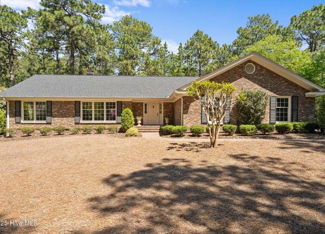Property at 390 Donald Ross Dr, Pinehurst, NC 28374, 3 beds, 2 baths