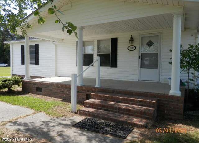 Property at 300 King Arthur Dr, Whiteville, NC 28472, 4 beds, 2 baths