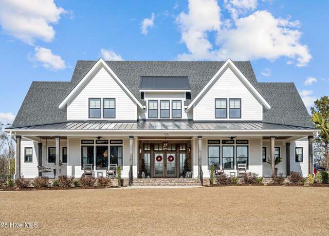 Property at 126 W Colonnade Dr, Hampstead, NC 28443, 5 beds, 5.5 baths