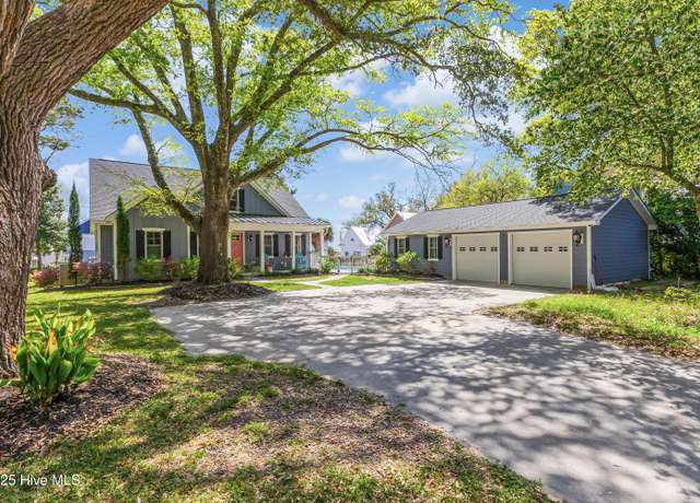 Property at 207-209 Clarendon Ave, Southport, NC 28461, 3 beds, 2.5 baths
