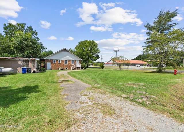 Property at 103 Top Tobacco Rd, Lake Waccamaw, NC 28450, 5 beds, 3.5 baths
