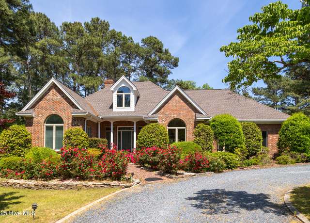 Property at 27 Mcmichael Dr, Pinehurst, NC 28374, 4 beds, 3.5 baths