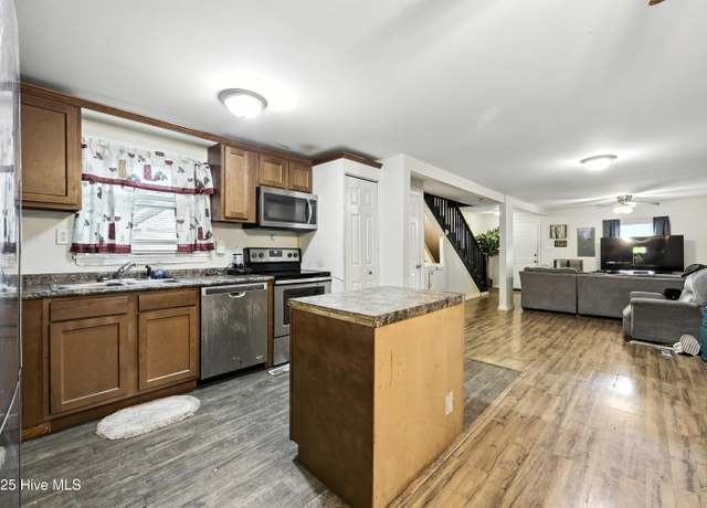 Property at 808 Wilson St, Elizabeth City, NC 27909, 9 beds, 1.5 baths