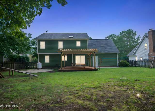 Property at 95 Archdale Dr, Jacksonville, NC 28546, 4 beds, 2.5 baths