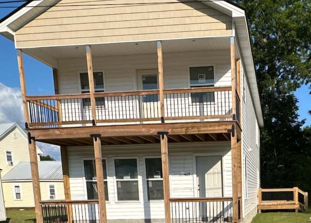 Property at 489 Chicora St, Grimesland, NC 27837, 3 beds, 2.5 baths