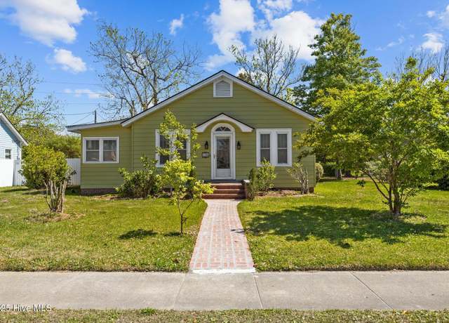 Property at 1106 Live Oak St, Beaufort, NC 28516, 3 beds, 2 baths