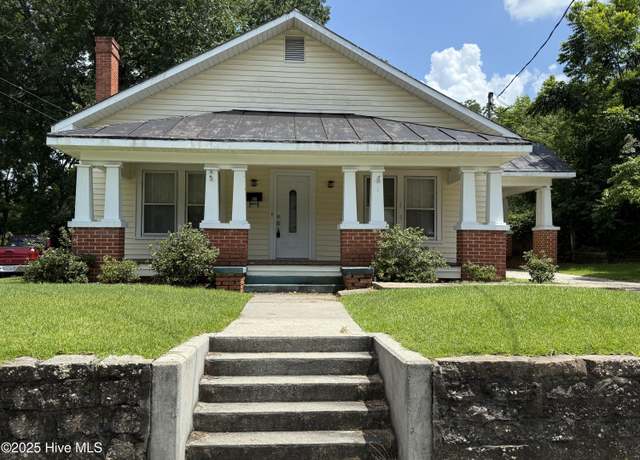 Property at 306 E Johnson St, Clinton, NC 28328, 3 beds, 2 baths