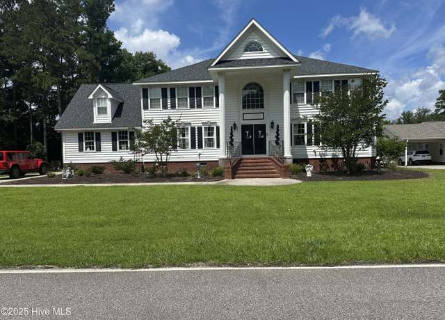 Property at 2270 Bella Coola Rd, Lake Waccamaw, NC 28450, 5 beds, 3 baths