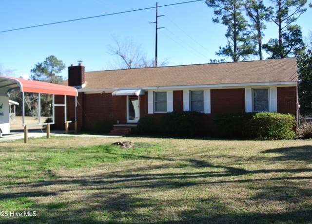 Property at 213 Russell St, Beaufort, NC 28516, 3 beds, 1 bath