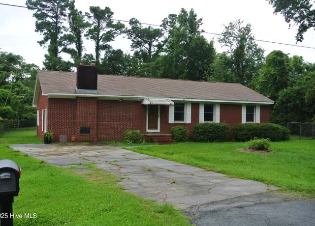 Property at 213 Russell St, Beaufort, NC 28516, 3 beds, 1 bath