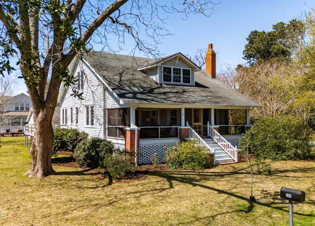 Property at 205 High St, Oriental, NC 28571, 3 beds, 2 baths