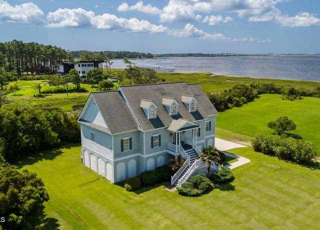 Property at 255 Oak Rd, Beaufort, NC 28516, 3 beds, 2.5 baths