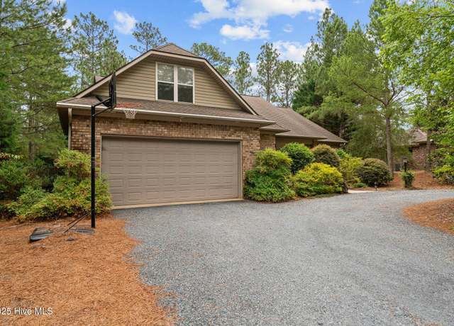 Property at 105 Salem Dr, Pinehurst, NC 28374, 4 beds, 3 baths