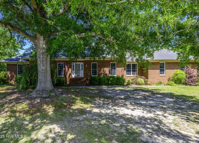 Property at 900 Leeward Dr, Trent Woods, NC 28562, 4 beds, 2 baths