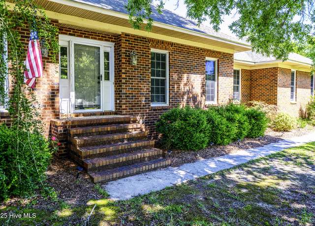 Property at 900 Leeward Dr, Trent Woods, NC 28562, 4 beds, 2 baths