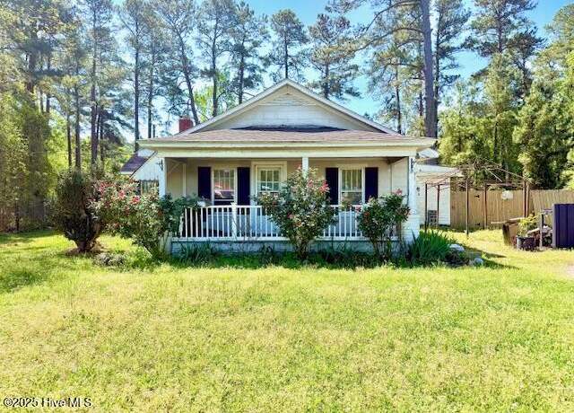 Property at 205 Church St, Lake Waccamaw, NC 28450, 2 beds, 1 bath