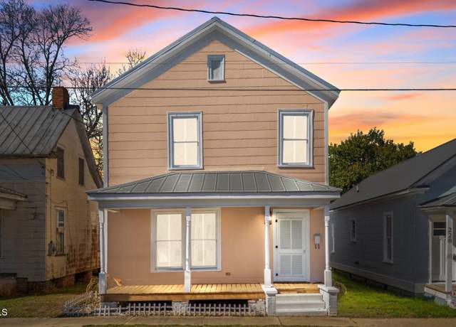 Property at 218 N Bonner St, Washington, NC 27889, 3 beds, 2.5 baths