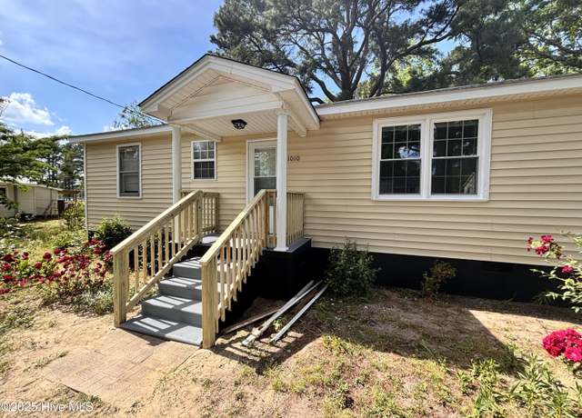 Property at 1010 Warren St, Clinton, NC 28328, 3 beds, 1 bath