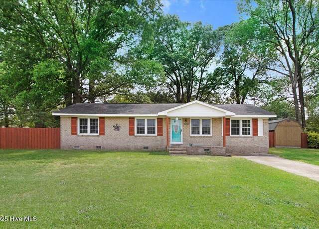Property at 1975 Oakwood Dr, Kinston, NC 28504, 3 beds, 2.5 baths