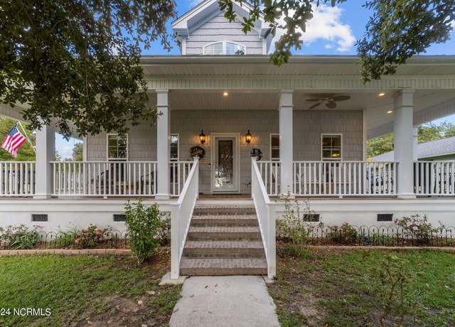 Property at 212 Lakeshore Dr, Lake Waccamaw, NC 28450, 4 beds, 2 baths