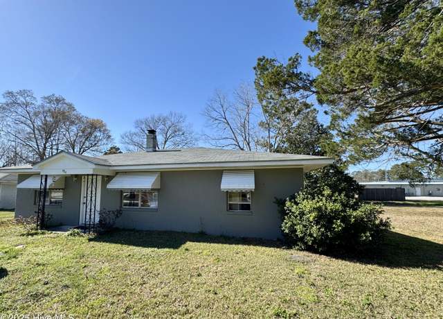 Property at 404 Pine St, New Bern, NC 28560, 3 beds, 1 bath