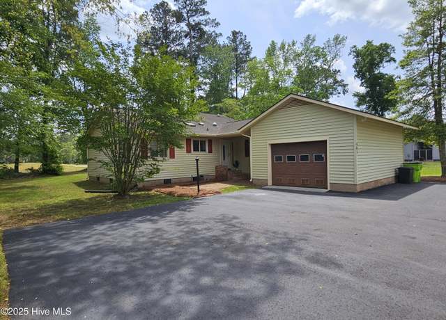 Property at 905 Plantation Dr, New Bern, NC 28562, 3 beds, 2 baths