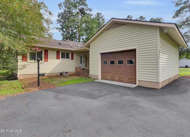 Property at 905 Plantation Dr, New Bern, NC 28562, 3 beds, 2 baths