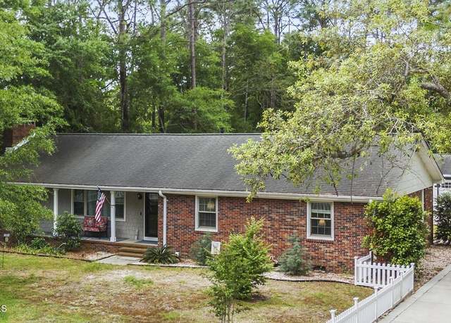 Property at 211 E 11th St, Southport, NC 28461, 3 beds, 2 baths