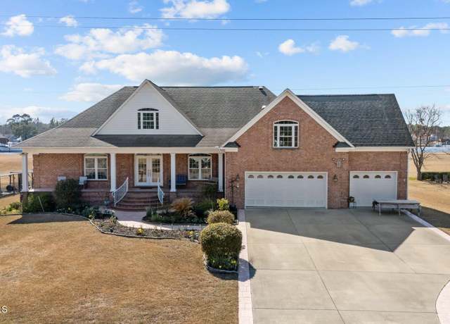 Property at 1016 Pelican Dr, New Bern, NC 28560, 4 beds, 3.5 baths