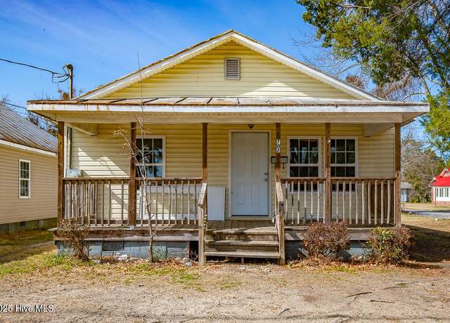 Property at 702 Contentnea Ave, New Bern, NC 28560, 3 beds, 2 baths