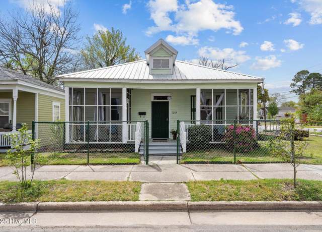 Property at 1204 Castle St, Wilmington, NC 28401, 4 beds, 1.5 baths