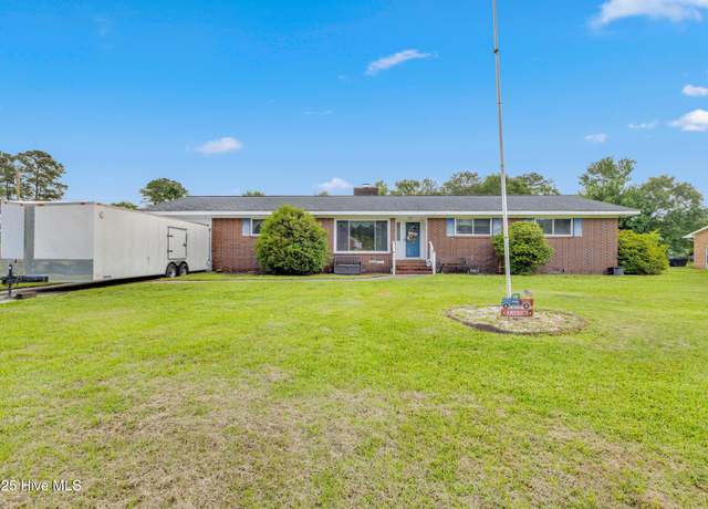 Property at 111 Country Club Dr, Jacksonville, NC 28546, 3 beds, 2 baths