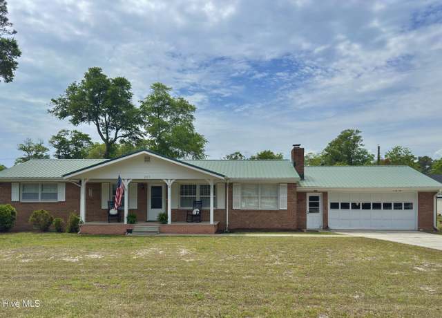 Property at 204 Dolphin St, Cape Carteret, NC 28584, 3 beds, 2 baths
