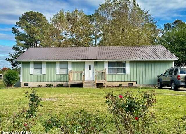 Property at 5104 Pleasant Plains Church Rd, Whiteville, NC 28472, 4 beds, 1.5 baths