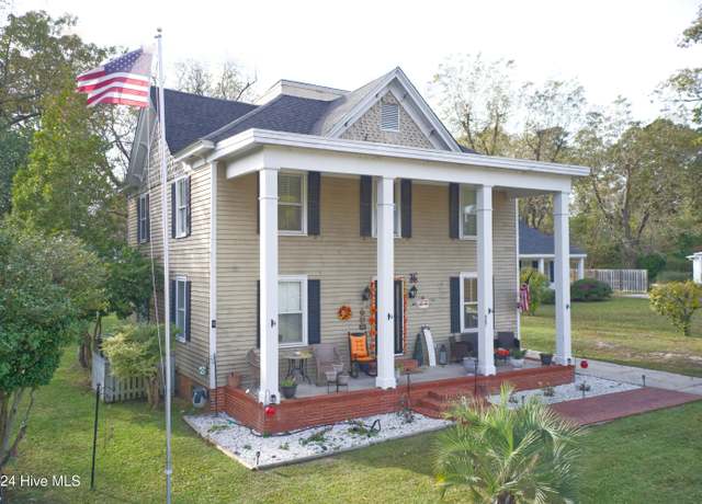 Property at 907 Smyrna Dr, Whiteville, NC 28472, 5 beds, 3 baths